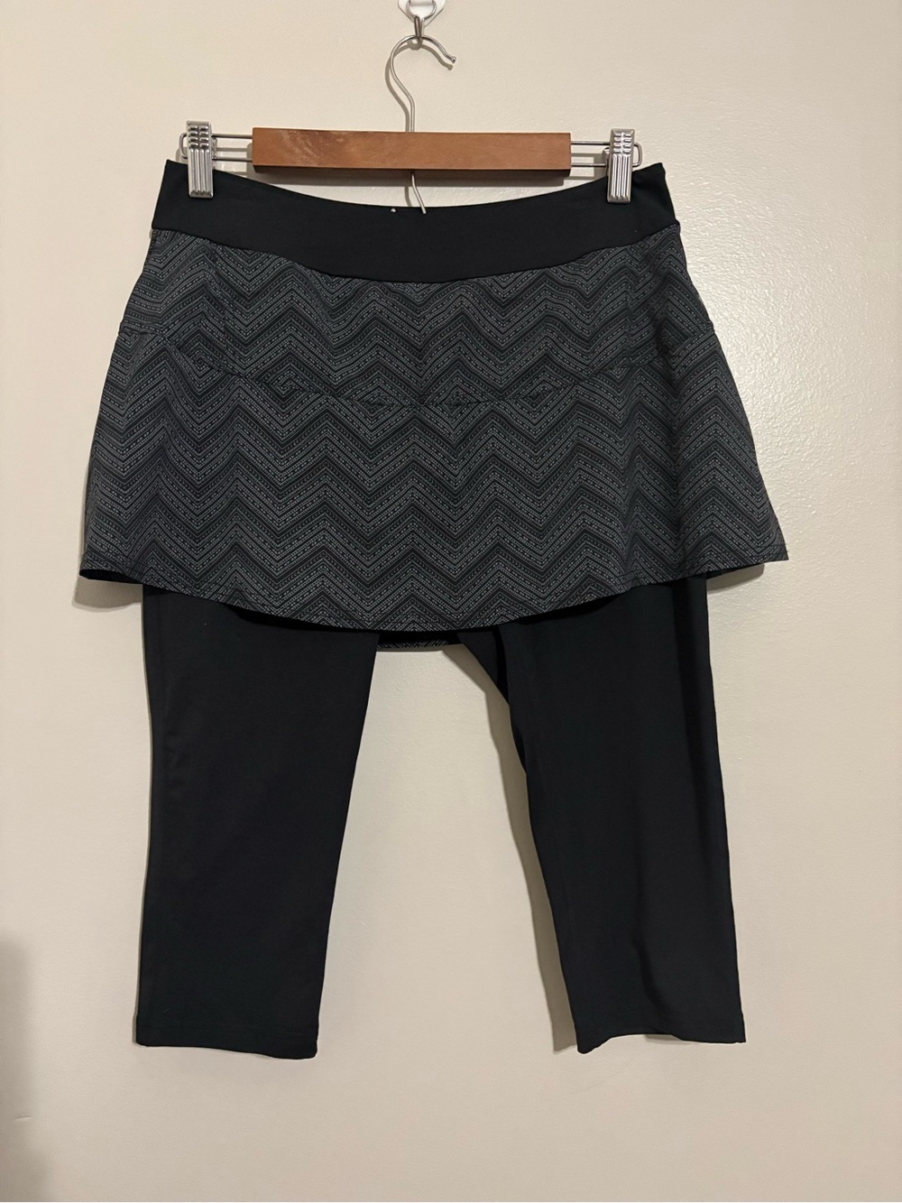 Prana Black Skirted Active Capri Leggings Size M